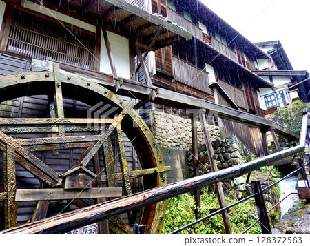 雨中的馬込宿。岐阜縣中津川市馬込，馬遼宿第一水力發電廠的水車景觀。 128372583