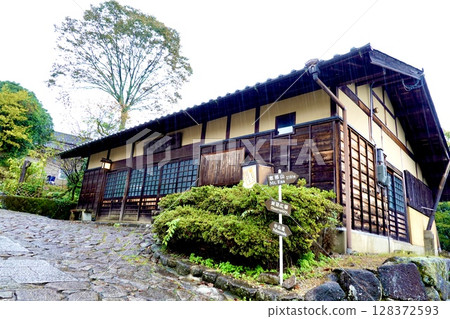 Magome-juku in the rain: A signpost on the old Nakasendo road, Magome, Nakatsugawa City, Gifu Prefecture Magome-juku in the rain: A signpost on the old Nakasendo road, Magome, Nakatsugawa City, Gifu Prefecture 128372593
