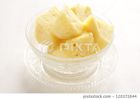Cut pineapple 128372644