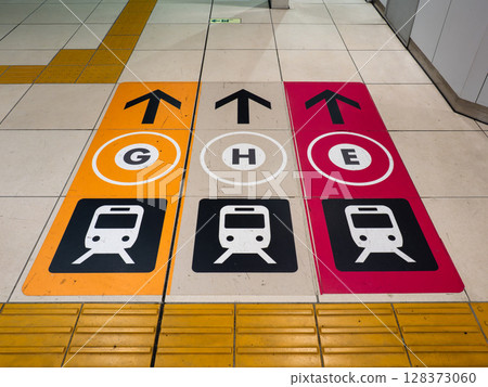 Transfer information displayed using pictograms, line symbols, and line colors (Keisei Electric Railway, Keisei Ueno Station) 128373060
