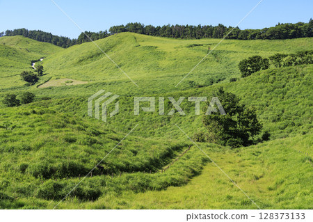 拍攝風力渦輪機在晴朗的藍天下發電的風景 128373133