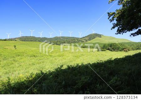 拍攝風力渦輪機在晴朗的藍天下發電的風景 拍攝風力渦輪機在晴朗的藍天下發電的風景 128373134