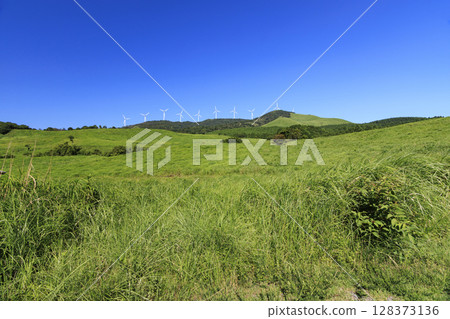 拍攝風力渦輪機在晴朗的藍天下發電的風景 拍攝風力渦輪機在晴朗的藍天下發電的風景 128373136