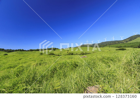 拍攝風力渦輪機在晴朗的藍天下發電的風景 拍攝風力渦輪機在晴朗的藍天下發電的風景 128373160