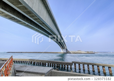 Hamamatsu City, Lake Hamana, with the Imakiriguchi Bridge passing overhead 128373182