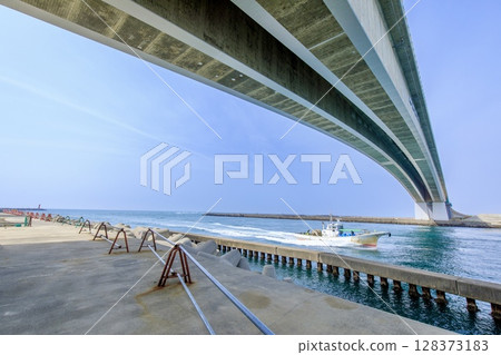 Hamamatsu City, Lake Hamana, with the Imakiriguchi Bridge passing overhead 128373183