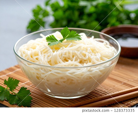 盛在玻璃碗裡的素面 盛在玻璃碗裡的素面 128373335