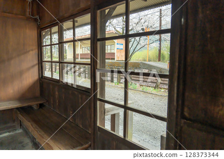 Aobe Station on the Oigawa Main Line of the Oigawa Railway, Kawane-cho, Shizuoka Prefecture. A view of the platform from inside the station building on a rainy spring day. 128373344
