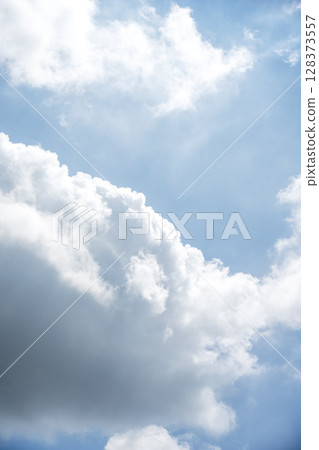 夏日天空，蒼白的天空，藍天，晴朗，七月影像 128373557