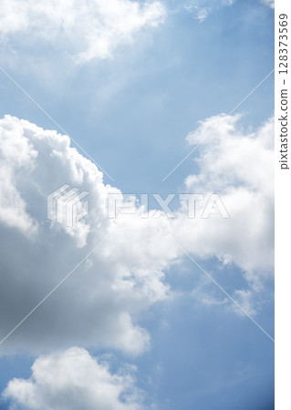 Summer sky, pale sky, blue sky, sunny, July image 128373569