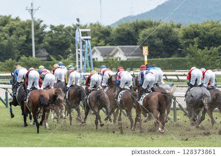 賽馬場風景:直線奔跑的馬匹,福島縣福島市 賽馬場風景:直線奔跑的馬匹,福島縣福島市 128373861