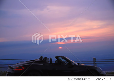 清晨的陽光與一輛黑色敞篷車 128373907