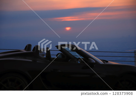 清晨的陽光與一輛黑色敞篷車 128373908
