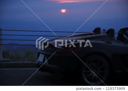清晨的陽光與一輛黑色敞篷車 128373909