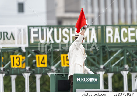 賽馬場場景：發令員揮舞紅旗，福島縣福島市 128373927