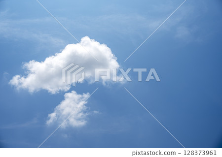 Summer sky, vivid sky, blue sky, sunny, July image 128373961
