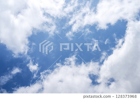 Summer sky, vivid sky, blue sky, sunny, July image 128373968