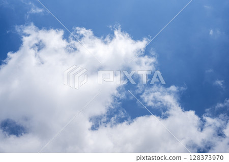 夏日天空，鮮豔的天空，藍天，陽光明媚，七月影像 128373970