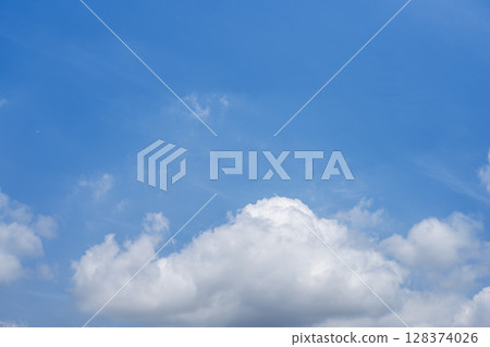 夏日天空，蒼白的天空，藍天，晴朗，七月影像 128374026