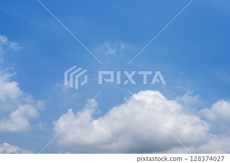夏日天空，蒼白的天空，藍天，晴朗，七月影像 128374027