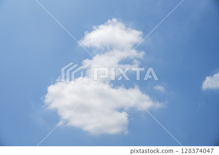 夏日天空，蒼白的天空，藍天，晴朗，七月影像 128374047