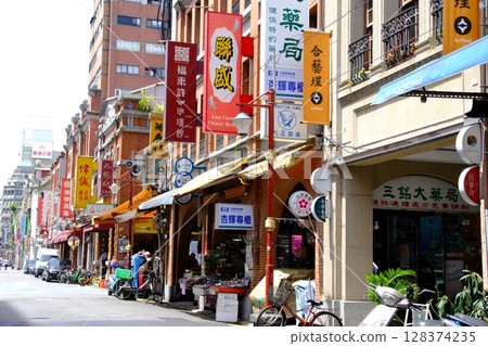 Dihua Street, where retro streetscapes remain 128374235