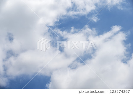 Summer sky, vivid sky, blue sky, sunny, July image 128374267