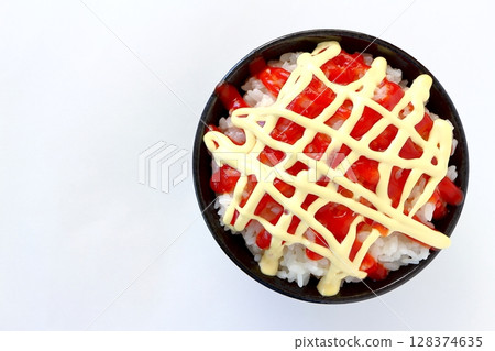 白色背景下，從正上方俯瞰的番茄醬蛋黃醬米飯 - 番茄醬蛋黃醬米飯 128374635