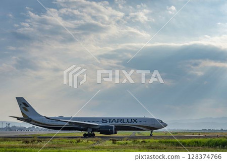 黃昏時分的仙台機場，飛機起飛，宮城縣名取市 128374766