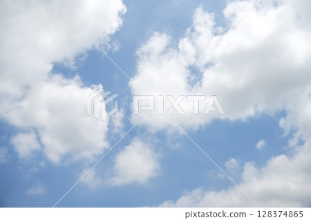 Summer sky, pale sky, blue sky, sunny, July image 128374865