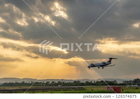 黃昏時分的仙台機場,飛機降落,宮城縣名取市 黃昏時分的仙台機場,飛機降落,宮城縣名取市 128374875