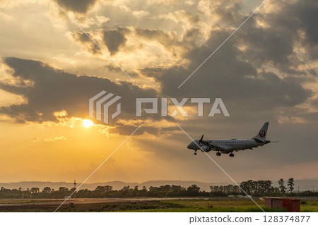 黃昏時分的仙台機場，飛機降落，宮城縣名取市 128374877