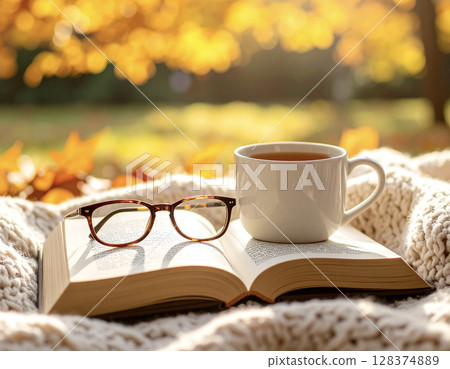 Quiet time in autumn reading a book under the autumn leaves (reading, calm, healing) 128374889