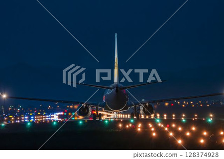 宮城縣名取市仙台機場夜間飛機起飛 128374928