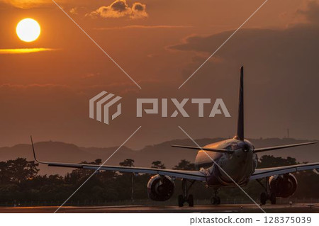 黃昏時分的仙台機場，飛機起飛，宮城縣名取市 128375039