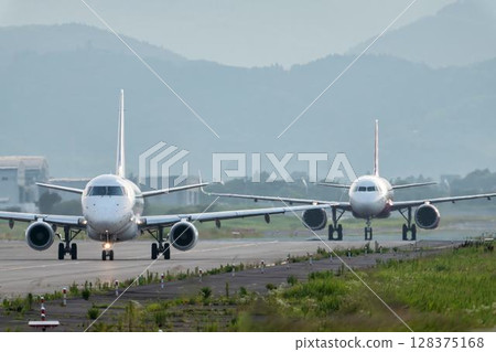 黃昏時分的仙台機場，飛機滑行，宮城縣名取市 128375168