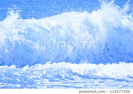 陽光下波濤洶湧,波峰閃耀 1 陽光下波濤洶湧,波峰閃耀 1 128375306