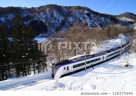 雪天在大糸線上行駛的E353系特快列車“梓” 雪天在大糸線上行駛的E353系特快列車“梓” 128375444