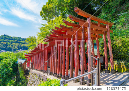 (Saga Prefecture) Yutoku Inari Shrine - The approach to the inner sanctuary 128375475