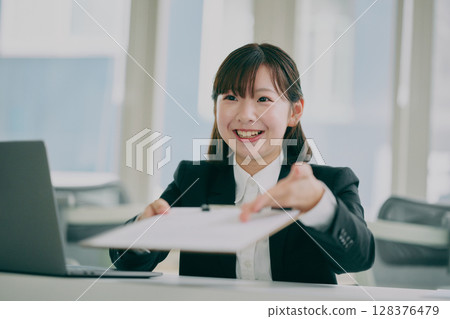 穿西裝的職業女性 128376479
