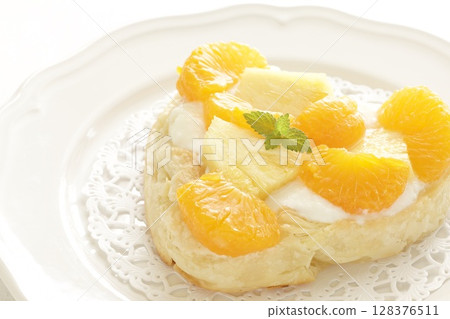 水果丹麥酥,配橘子、鳳梨和酸奶 水果丹麥酥,配橘子、鳳梨和酸奶 128376511