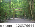 Ise Shrine: Torii gates in the early morning, shrouded in silence 128376644