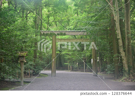 伊勢神宮：清晨的鳥居，寂靜無聲 128376644