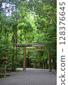 Ise Shrine: Torii gates in the early morning, shrouded in silence 128376645