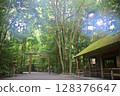 Ise Shrine: Torii gates in the early morning, shrouded in silence 128376647