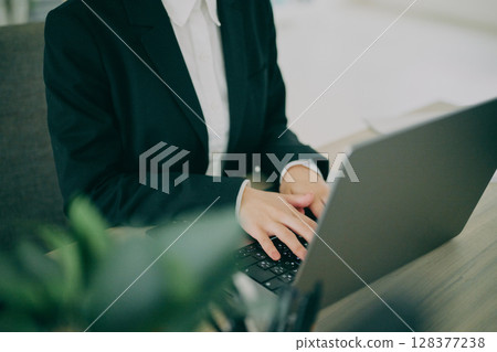 商務人士的手 128377238