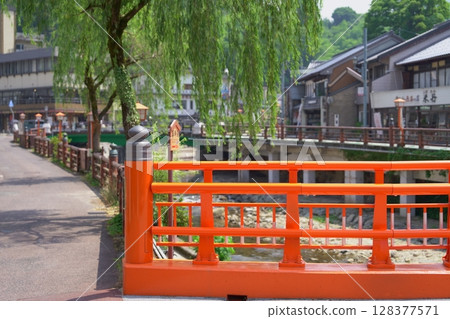 Yumura Onsen Townscape: Prosperity Bridge 128377571