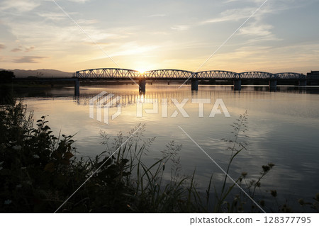 早上在河床上 128377795