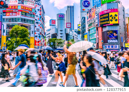 7月的東京街景…海外遊客持續增加。澀谷十字路口擠滿了外國遊客…=13日 128377915