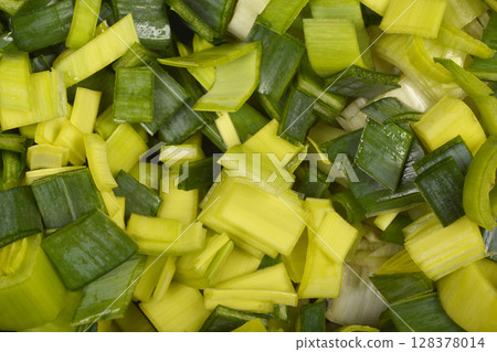 Chopped green leeks leaves 128378014